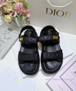 The black cowhide Dioract sandals are adorned with a quilted effect rattan plaid pattern, stzea6d1qq