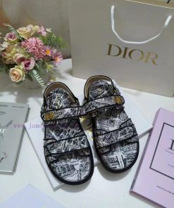 The Dioract sandals made of cowhide leather are adorned with a quilted effect rattan patterndmc2b7lc
