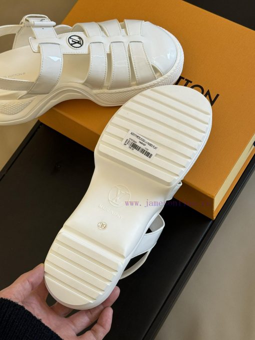 Top qualityL... V Retro Sports Sandals New ProductLacquer leather upper, sheepskin lining, fhenmlche - Image 10