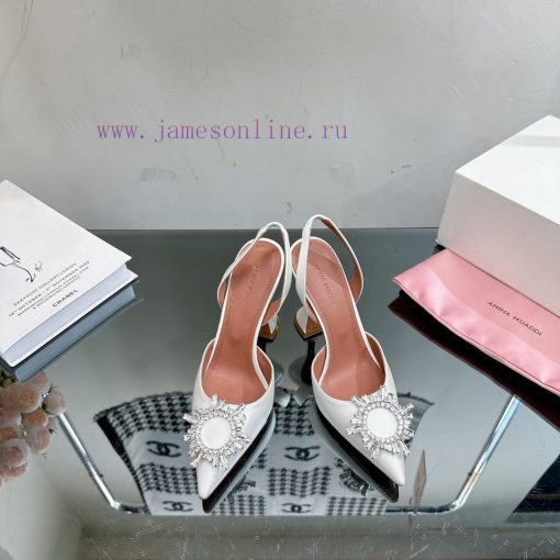 Our top tier Cinderella crystal shoes———————————It doesn't matter if there is no prince. Eveabf9zxl2