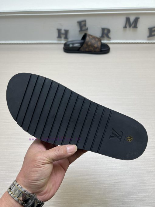 LOUIS VUITTON LV official website's popular men's Velcro slippers are available for sale sim9s9exoit - Image 10