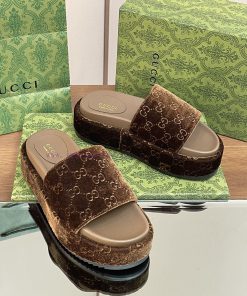 2024 Gucci's latest spring/summer velvet embroidered double GG series thick soled sandals andoqw3qxs