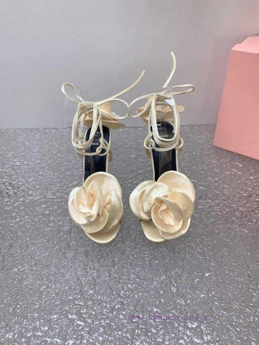 Magda Butrym Create a contemporary perspective of Romanticism, balancing low-key and traditi9w6qgyv9