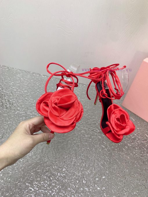 Magda Butrym Create a contemporary perspective of Romanticism, balancing low-key and traditiake01y5j - Image 7