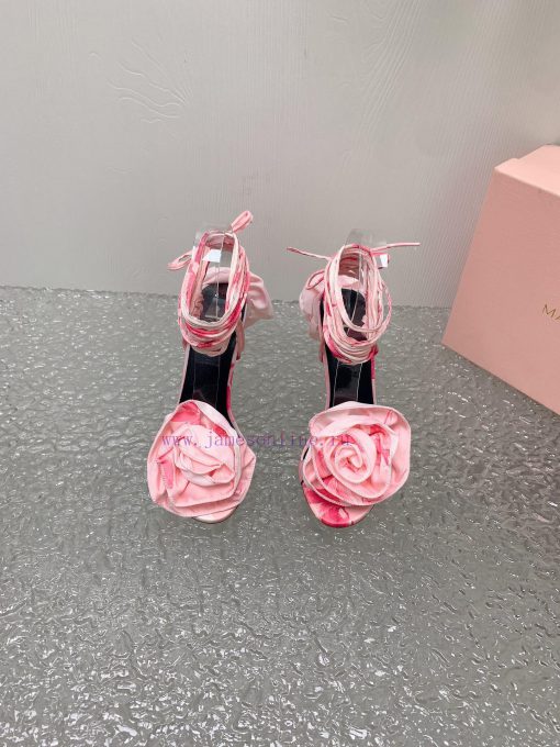 Magda Butrym Create a contemporary perspective of Romanticism, balancing low-key and traditi6y3kawcg