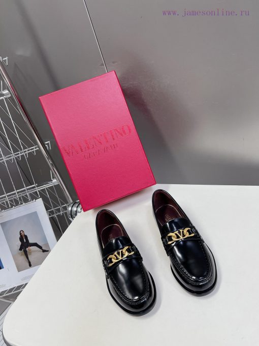 2024 Spring/Summer New Product V-Button Unisex loafers Single ShoesValentin Garavani's class5aez2dp2 - Image 2