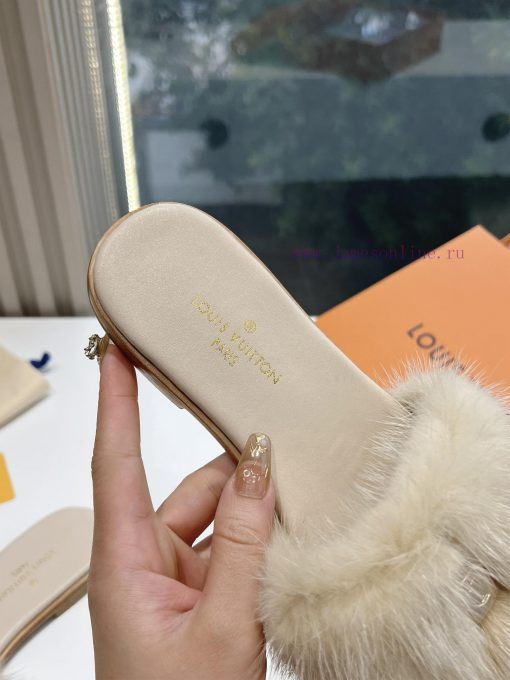 Top tierLouis Vuitton LV wool mopLimited edition home hotel slippers made of fur and top-qua70ulgq3k - Image 9