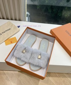 Top tierLouis Vuitton LV wool mopLimited edition home hotel slippers made of fur and top-quasu2sgwat