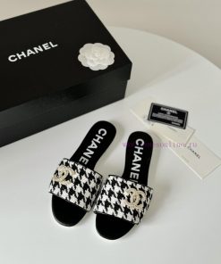 Chanel's new double buckle slippersThis season's honey looks so good when dragged on footThe2xmt5u6n