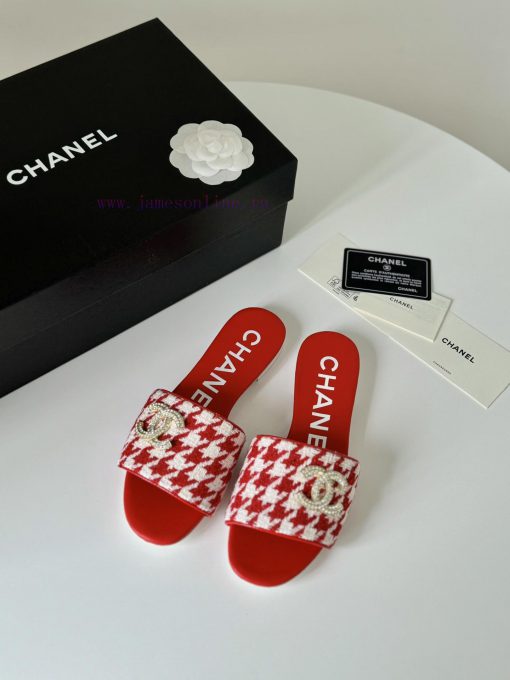 Chanel's new double buckle slippersThis season's honey looks so good when dragged on footTheg7bg79hh