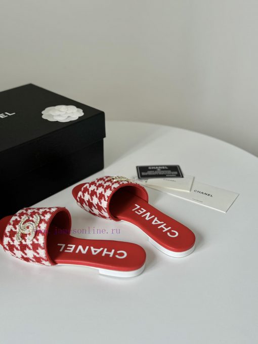 Chanel's new double buckle slippersThis season's honey looks so good when dragged on footTheg7bg79hh - Image 4