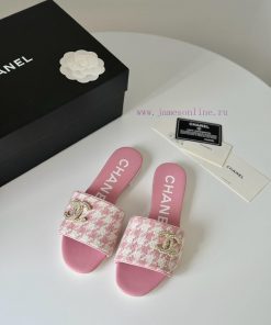 Chanel's new double buckle slippersThis season's honey looks so good when dragged on footThettcgyopf