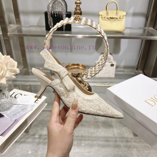 Top tierDior 2024 new season hollowed out carved Mary Jane pointed single shoesThe new Spectod4gje8f - Image 4