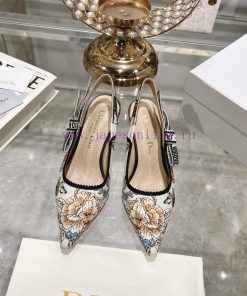 Top tierDior 2024 new season hollowed out carved Mary Jane pointed single shoesThe new Spect4ev0zef2