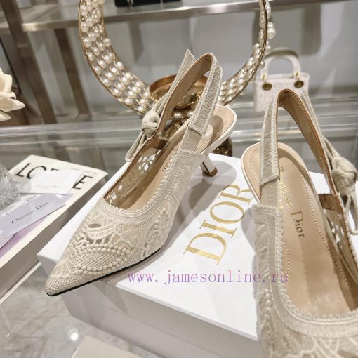 Top tierDior 2024 new season hollowed out carved Mary Jane pointed single shoesThe new Spectvecr0j1n - Image 7