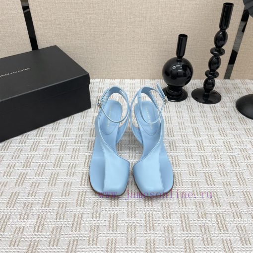 Dries Van Note * 𝟐𝟒/𝐀𝐖 Beautiful SandalsThe most beautiful sandals of the year, with a desigybusefto
