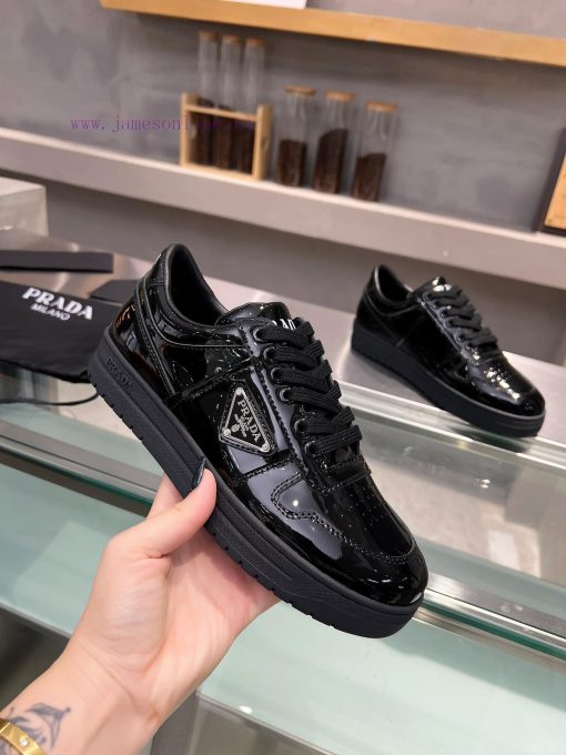 PRADA's new pair of high-end white shoes for couples, igniting the whole audience. The new cui9pk6fc
