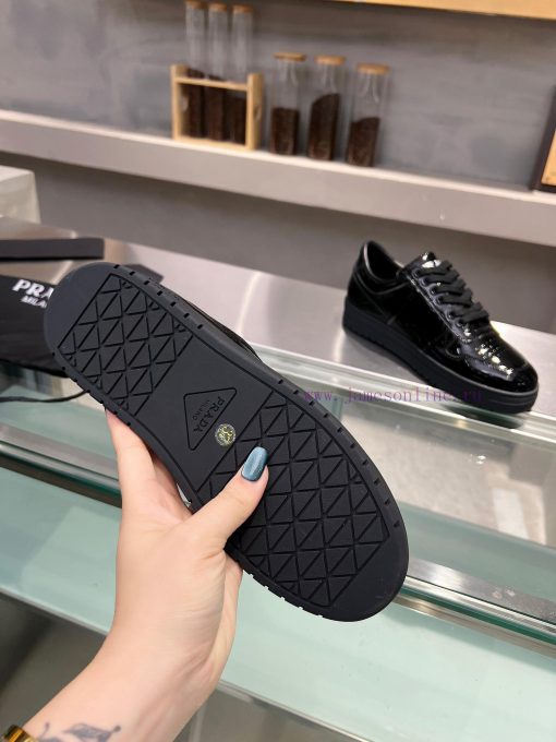 PRADA's new pair of high-end white shoes for couples, igniting the whole audience. The new cui9pk6fc - Image 9