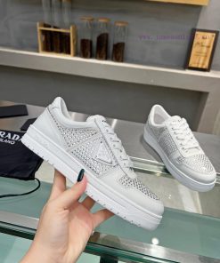 The couple's PRADA new diamond shoes are made of original imported Australian diamonds, withi9lrj12y