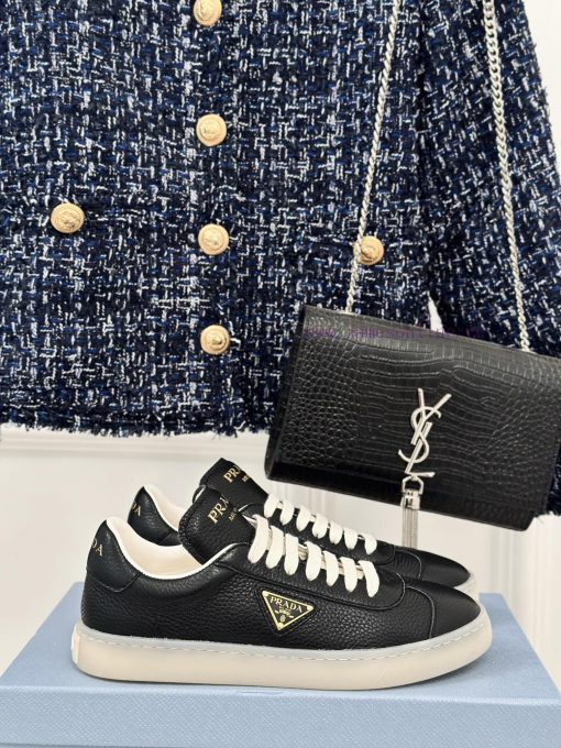 Prada/Prada 24 new white shoesLove the simplicity of thisThe shoe design is very delicate an5yk80elw