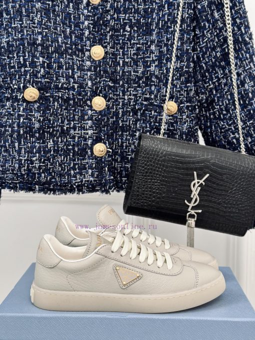 Prada/Prada 24 new white shoesLove the simplicity of thisThe shoe design is very delicate andvt8o1vs