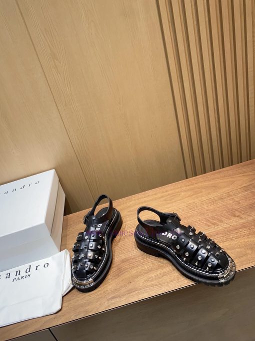 Sandro, a pair of impeccable Roman sandals with large gold teeth and thick soles, is a new snypyjcr0