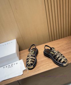 Sandro, a pair of impeccable Roman sandals with large gold teeth and thick soles, is a new sye1726lh