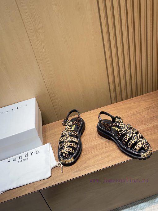 Sandro, a pair of impeccable Roman sandals with large gold teeth and thick soles, is a new sye1726lh