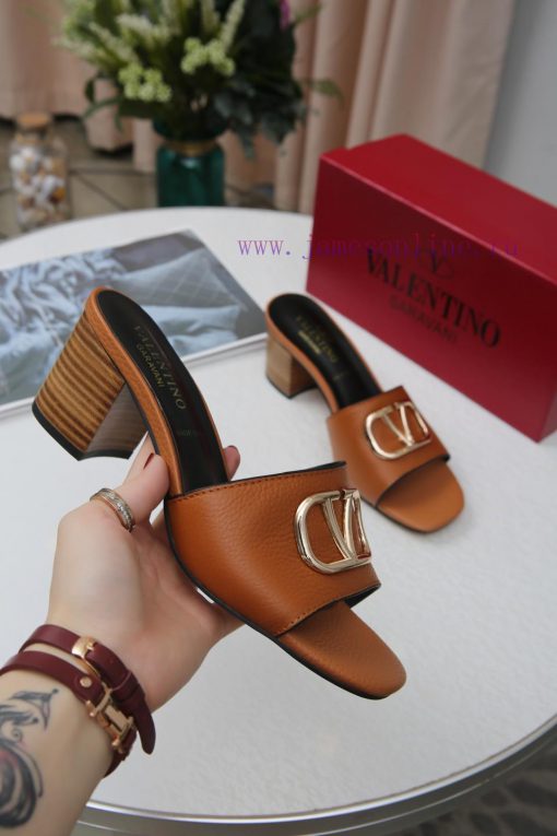 19668-6 Valentino has made a strong debut, and its popularity is self-evident. socialites locnc7n3so - Image 3