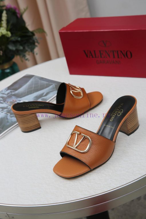 19668-6 Valentino has made a strong debut, and its popularity is self-evident. socialites locnc7n3so - Image 5