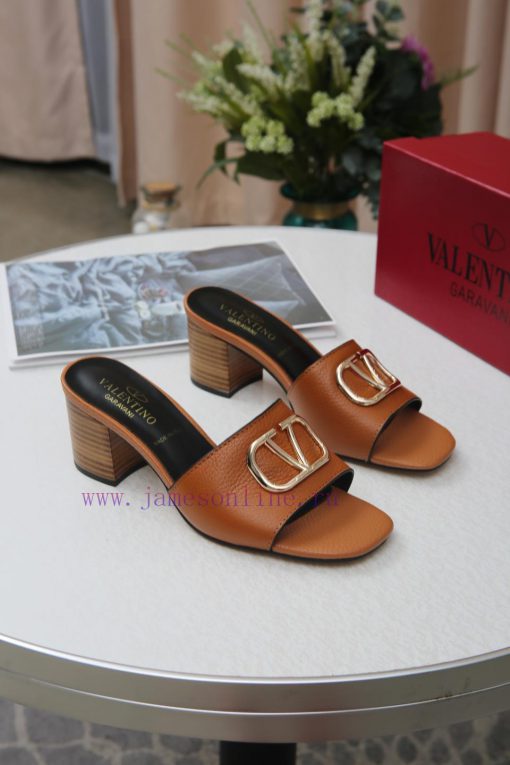 19668-6 Valentino has made a strong debut, and its popularity is self-evident. socialites locnc7n3so - Image 6