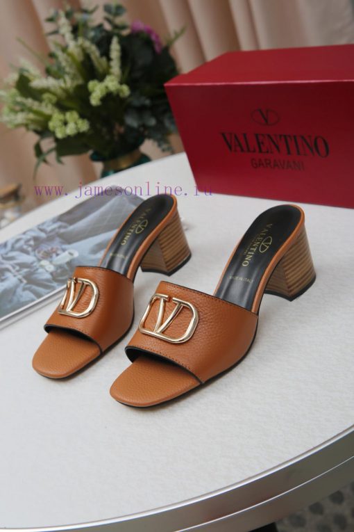 19668-6 Valentino has made a strong debut, and its popularity is self-evident. socialites locnc7n3so - Image 8