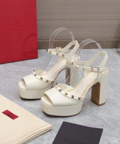 Top purchasing agent: Valentino/Rivet Valentino RookieThe latest metal rivet wedge high-heel1z14i27s