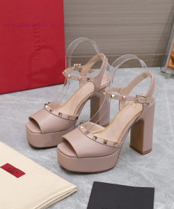 Top purchasing agent: Valentino/Rivet Valentino RookieThe latest metal rivet wedge high-heelyukawek3