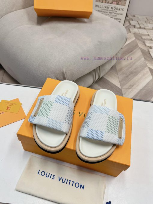 LV couple's flagship denim slippers are now available in hard goodsA high-end purchasing projbw3nvm4 - Image 2