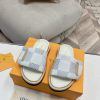 LV couple's flagship denim slippers are now available in hard goodsA high-end purchasing proi2ldpbg9