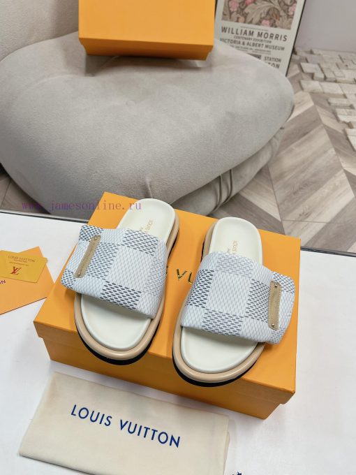 LV couple's flagship denim slippers are now available in hard goodsA high-end purchasing proi2ldpbg9