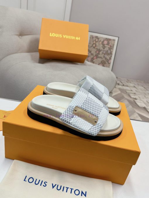 LV couple's flagship denim slippers are now available in hard goodsA high-end purchasing proi2ldpbg9 - Image 3
