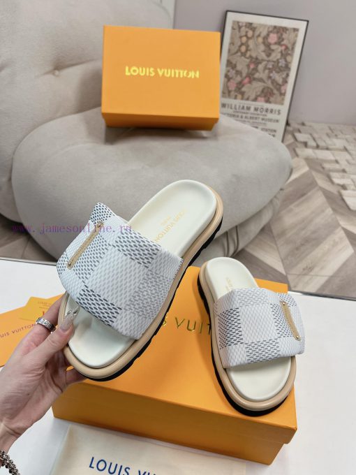 LV couple's flagship denim slippers are now available in hard goodsA high-end purchasing proi2ldpbg9 - Image 4