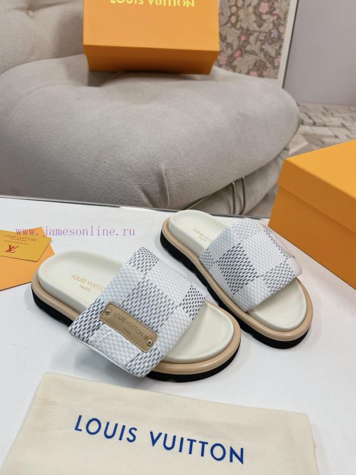 LV couple's flagship denim slippers are now available in hard goodsA high-end purchasing proi2ldpbg9 - Image 5