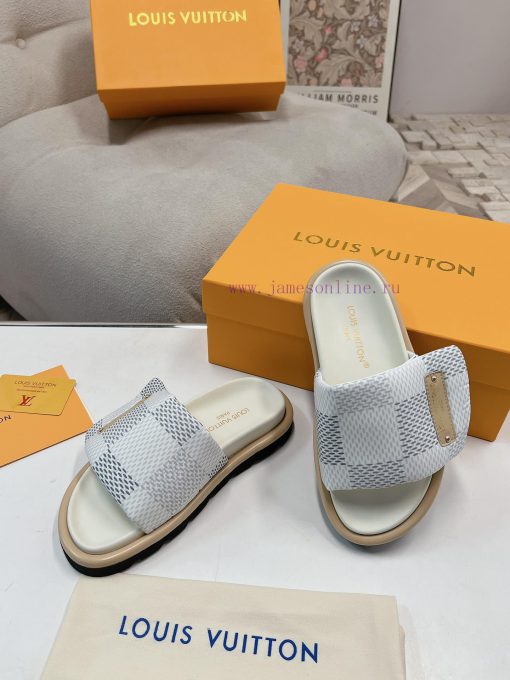 LV couple's flagship denim slippers are now available in hard goodsA high-end purchasing proi2ldpbg9 - Image 6