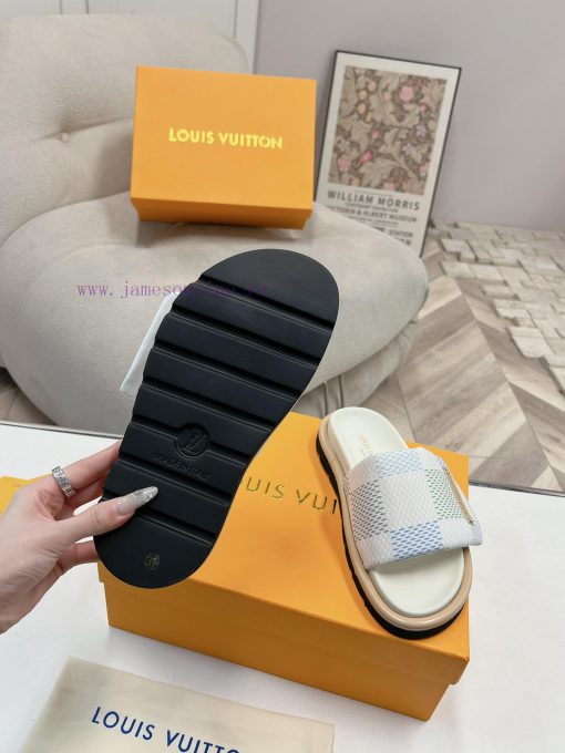 LV couple's flagship denim slippers are now available in hard goodsA high-end purchasing projbw3nvm4 - Image 10