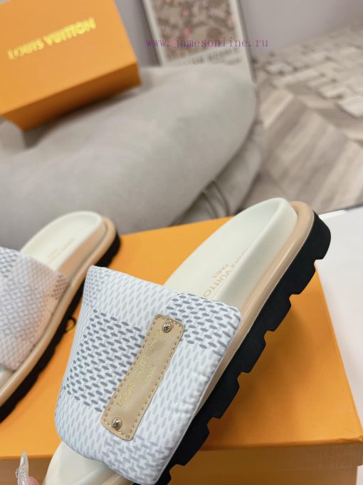 LV couple's flagship denim slippers are now available in hard goodsA high-end purchasing proi2ldpbg9 - Image 9
