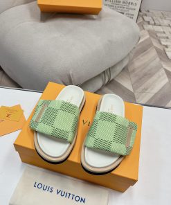 LV couple's flagship denim slippers are now available in hard goodsA high-end purchasing proutw738zf