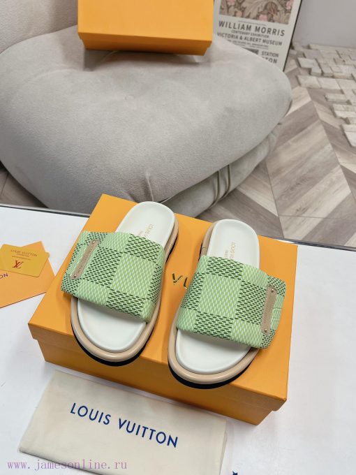 LV couple's flagship denim slippers are now available in hard goodsA high-end purchasing proutw738zf