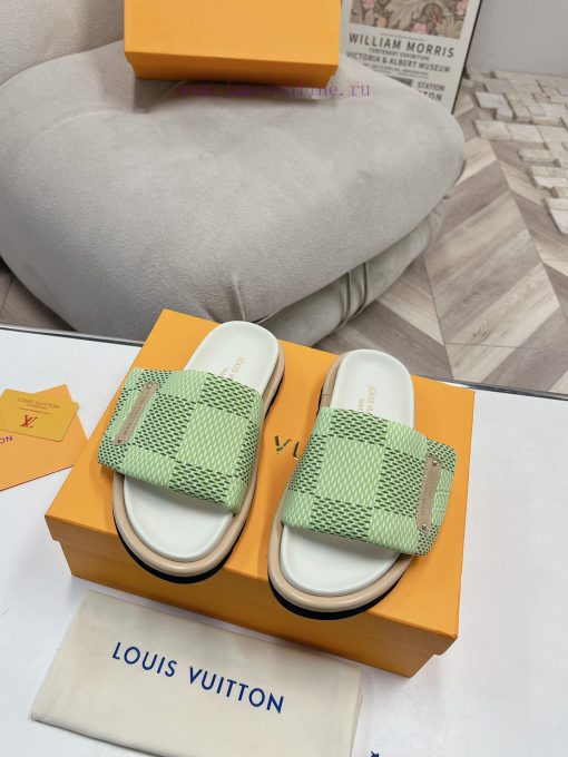 LV couple's flagship denim slippers are now available in hard goodsA high-end purchasing proutw738zf - Image 2