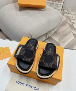 LV couple's flagship denim slippers are now available in hard goodsA high-end purchasing pro9h91tm1q