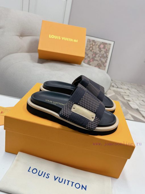 LV couple's flagship denim slippers are now available in hard goodsA high-end purchasing pro9h91tm1q - Image 3