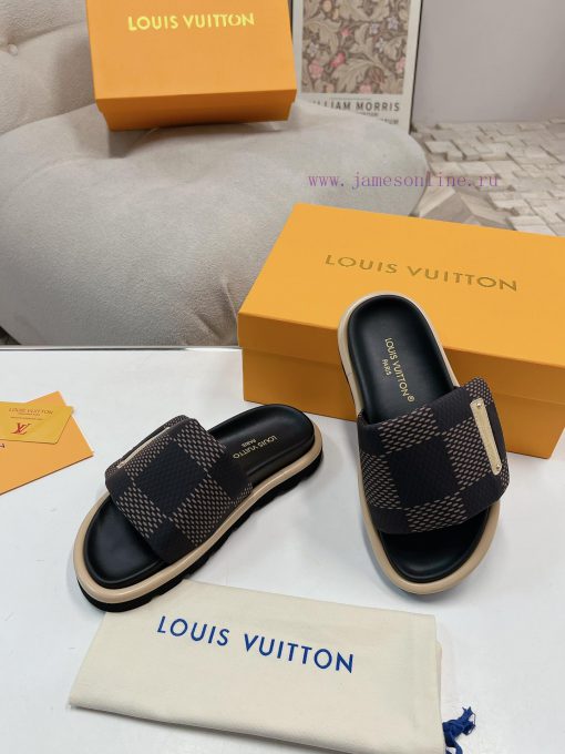 LV couple's flagship denim slippers are now available in hard goodsA high-end purchasing pro9h91tm1q - Image 4