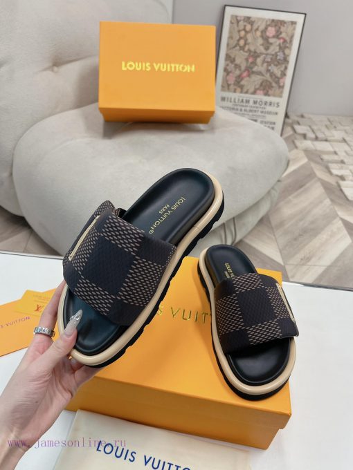 LV couple's flagship denim slippers are now available in hard goodsA high-end purchasing pro9h91tm1q - Image 5